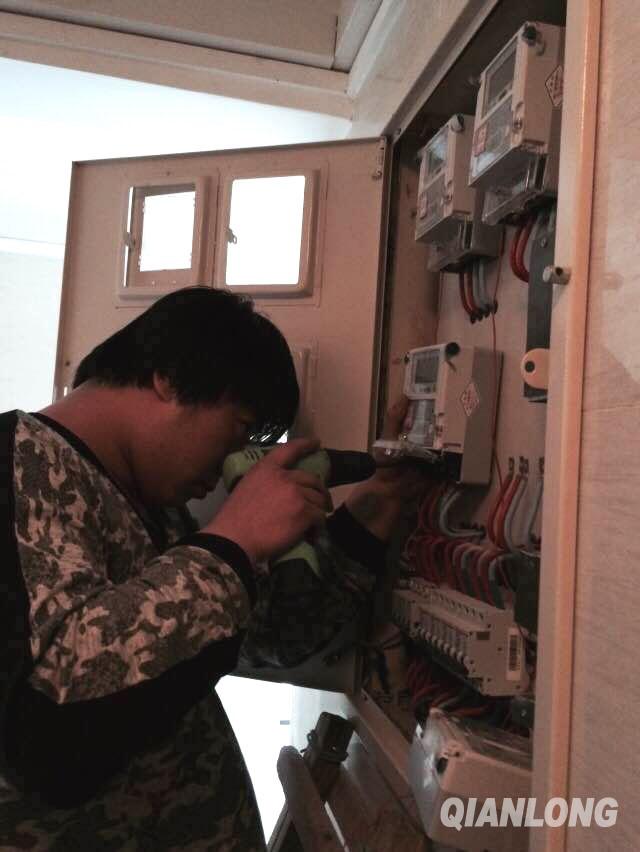 1月12日下午4點(diǎn)20分，施工人員趕到東方玫瑰社區(qū)對“烏龍電表”進(jìn)行了更換。（千龍網(wǎng)記者 于振華 攝影）